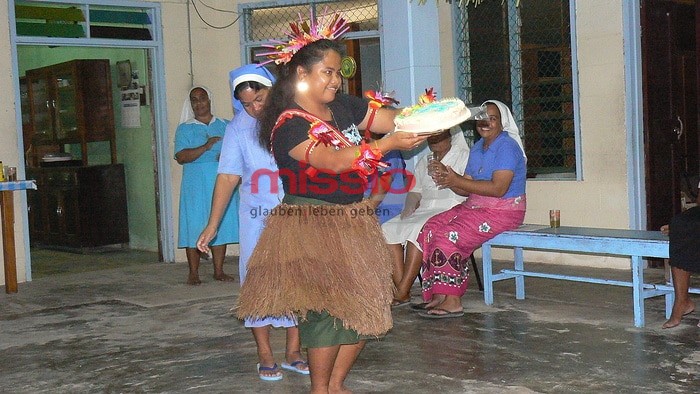 MI_16490 Kiribati, Tarawa, Konvent, Tanz am Begrüßungsabend