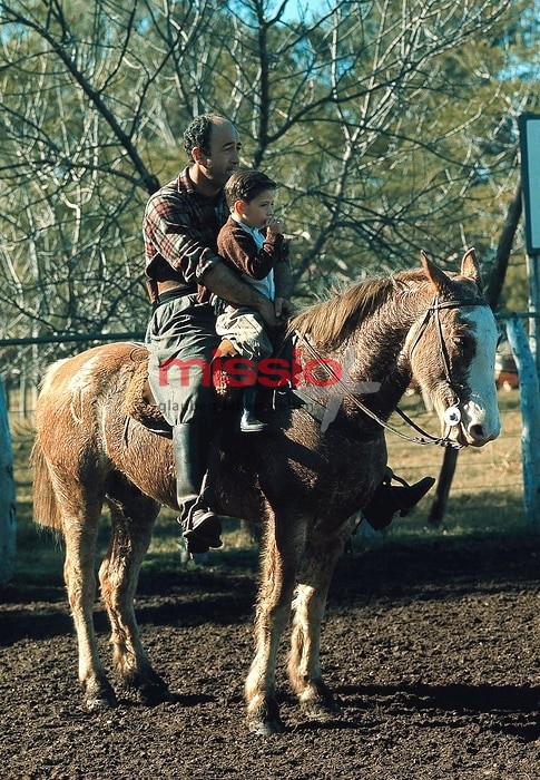 MI_16713 Uruguay, Salto-Region, Rancher mit seinem Sohn zu Pferd