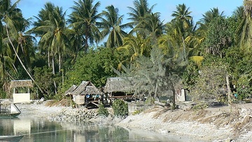 Kiribati, Tarawa, Häuser am Strand