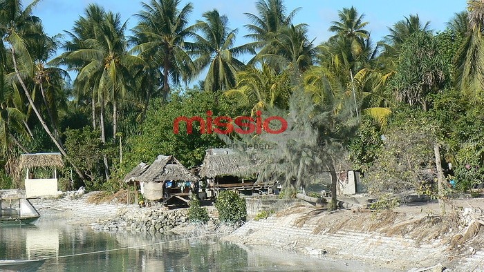 MI_16942 Kiribati, Tarawa, Häuser am Strand