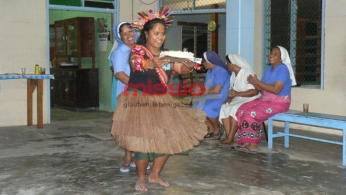 MI_21405 Kiribati, Tarawa, Konvent, Tanz am Begrüßungsabend