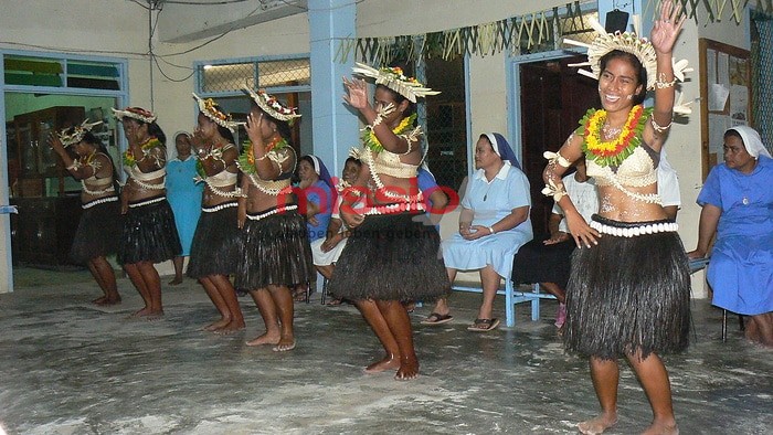 MI_21795 Kiribati, Tarawa, Konvent, Tanz am Begrüßungsabend