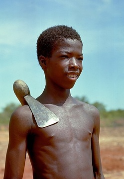 Junger Mann unterwegs zur Feldarbeit in einer Region, in der weite Gebiete noch immer durch Landminen aus dem Bürgerkrieg unsicher sind.