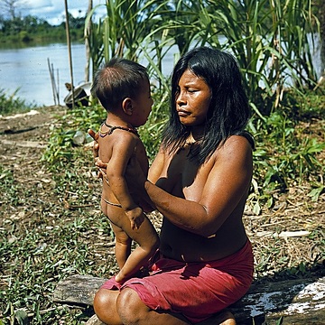 Kolumbien, Cabecera, Indianische Mutter mit Kleinkind am Flussufer
