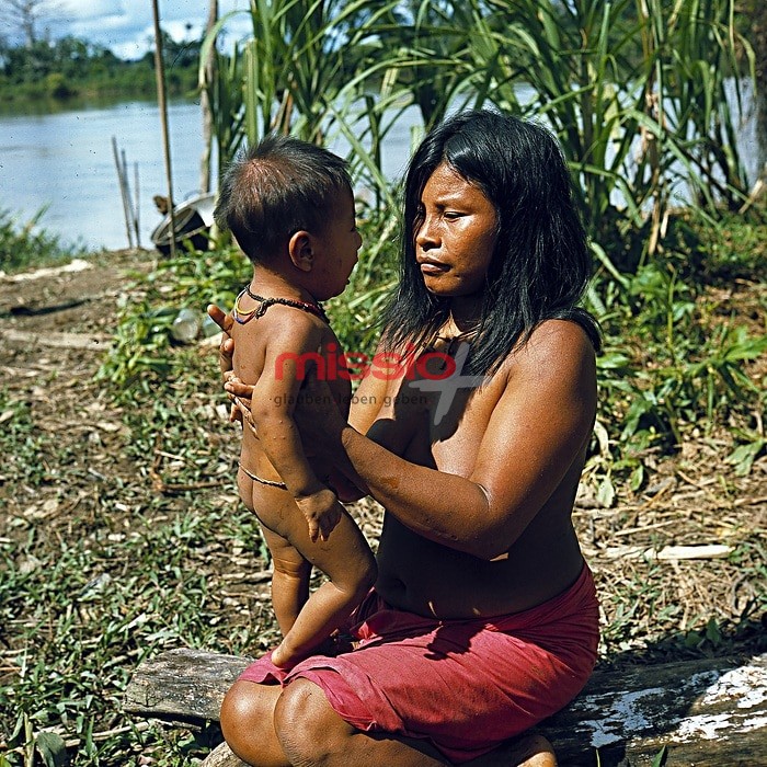MI_26316 Kolumbien, Cabecera, Indianische Mutter mit Kleinkind am Flussufer