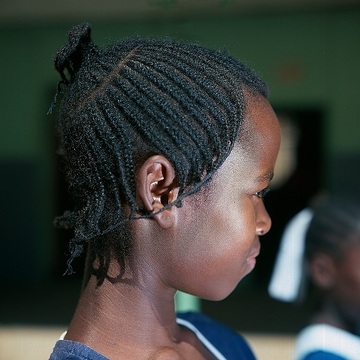 Sudan, Omdurman, Mädchen mit traditioneller Flecht-Frisur