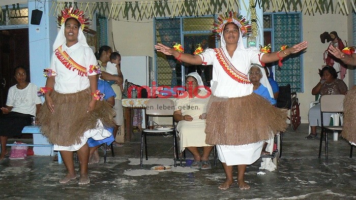 MI_26432 Kiribati, Tarawa, Konvent, Tanz am Begrüßungsabend