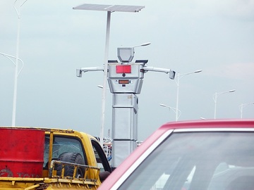 An einer stark befahrenen Verkehrskreuzung in Kinshasa regelt ein Ampel-Roboter den Verkehr.