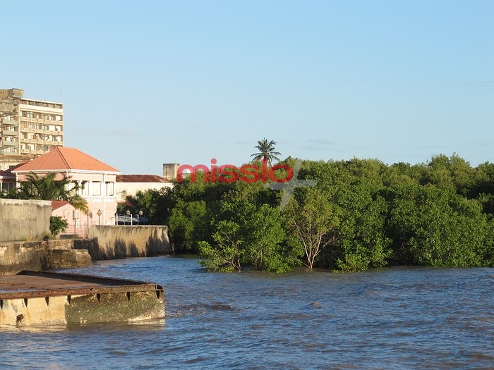 MI_29327 Mosambik, Stadt am Ufer