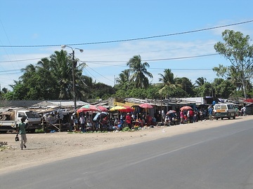 Mosambik, Straßenszene mit Marktständen