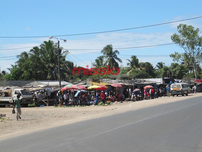 MI_33359 Mosambik, Straßenszene mit Marktständen