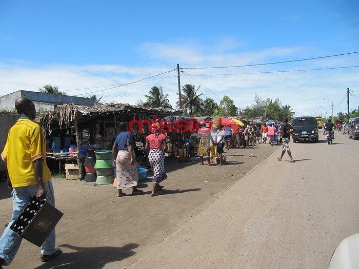 MI_37478 Mosambik, Straßenszene mit Marktständen