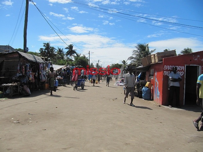 MI_37480 Mosambik, Straßenszene mit Marktständen