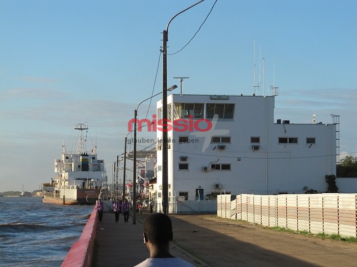 MI_37485 Mosambik, Straße am Hafen