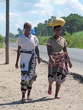 Mosambik, zwei Frauen unterwegs