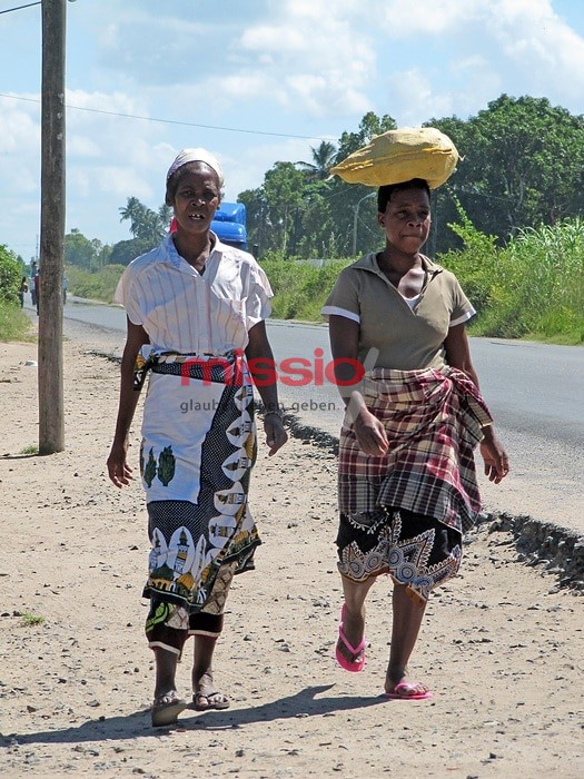 MI_37488 Mosambik, zwei Frauen unterwegs