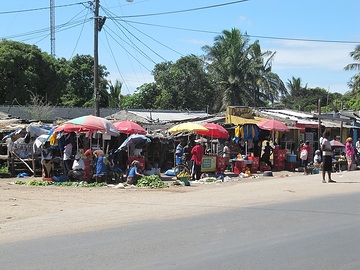 Mosambik, Straßenszene mit Marktständen