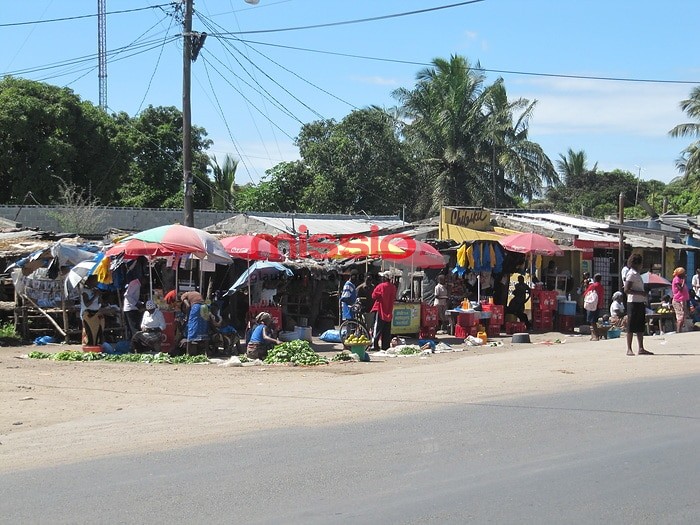 MI_37489 Mosambik, Straßenszene mit Marktständen