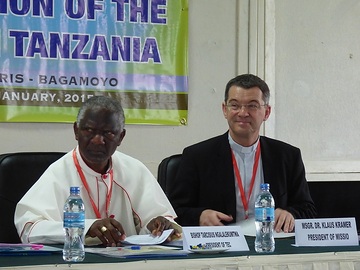 Tansania, Bagamoyo, Bischof Tarcisius Ngalalekumtwa und Prälat Klaus Krämer (Präsident von missio Aachen 2008-2019)
