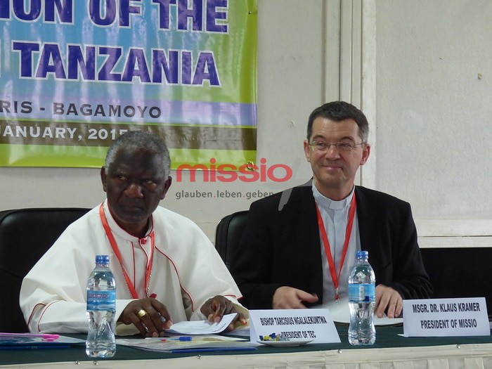 MI_39482 Tansania, Bagamoyo, Bischof Tarcisius Ngalalekumtwa und Prälat Klaus Krämer (Präsident von missio Aachen 2008-2019)