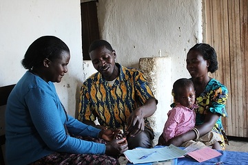 Spéciose Mukamurenzi und ihr Mann Jean Mbonyumugenzi arbeiten als   ehrenamtliche Familienhelfer in ihrem Heimatdorf. Das Ehepaar Es­pér­an­ce Uwa­ma­riy und Je­an Da­mas­ce­ne Ma­ni­raho lässt sich von  ihnen beraten.