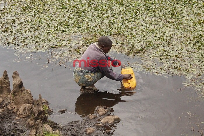 MI_39968 Ruanda, Vulkanpark Ruhengeri, Mädchen holt Wasser für die Landwirtschaft