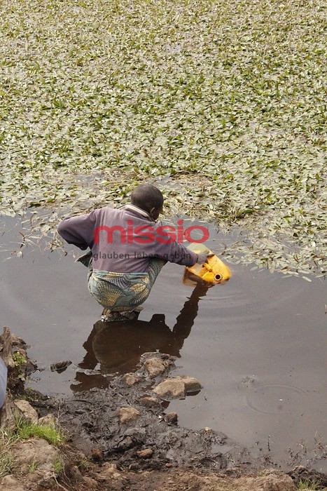 MI_39970 Ruanda, Vulkanpark Ruhengeri, Mädchen holt Wasser für die Landwirtschaft