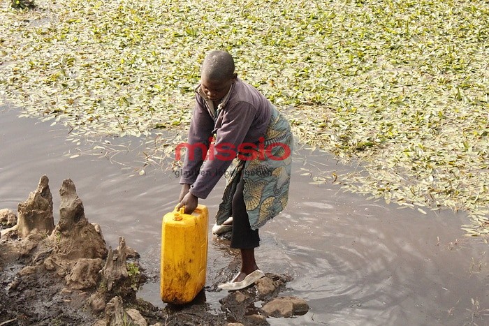 MI_39973 Ruanda, Vulkanpark Ruhengeri, Mädchen holt Wasser für die Landwirtschaft