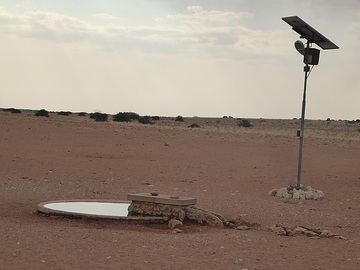 Namibia, Sossusvlei, solarbetriebener Brunnen als Tränke für Wildtiere