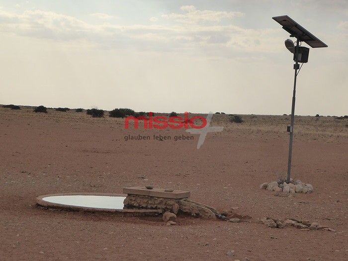 MI_40820 Namibia, Sossusvlei, solarbetriebener Brunnen als Tränke für Wildtiere