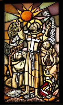 Darstellung des Heiligen Franz von Assisi in einem Glasfenster der Kapelle San Damiano in Assisi