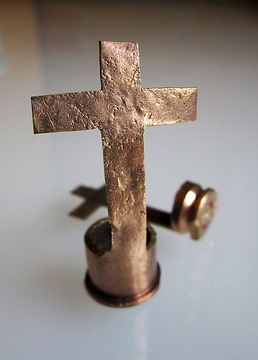 Ehemalige Kindersoldaten haben Kreuze aus Patronenhülsen gefertigt